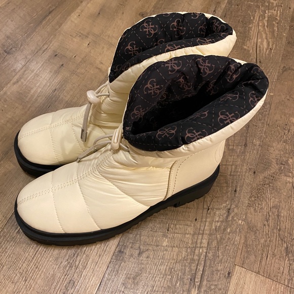 NWT Guess Leeda Padded Logo Snow Boots, size 9 - Picture 4 of 9